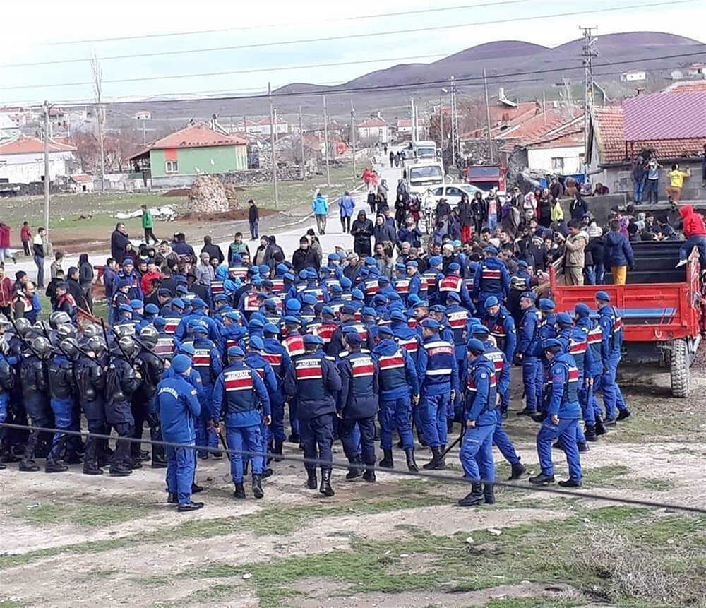 Gergin anlar! Köylüler yolu trafiğe kapattı