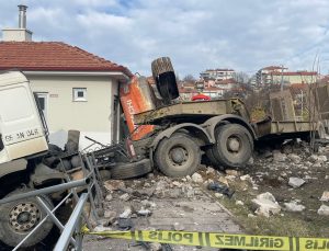 Yozgat’ta Kepçe Taşıyan Tırın Freni Patladı, Sürücü Yaralandı