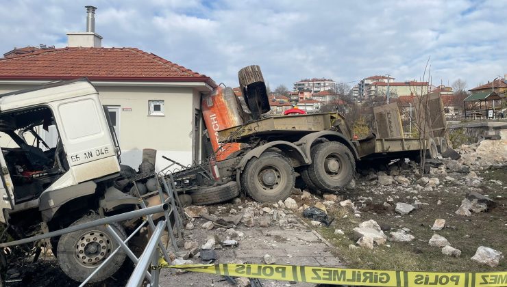 Yozgat’ta Kepçe Taşıyan Tırın Freni Patladı, Sürücü Yaralandı