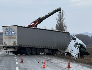 Sorgun Sarıkaya Yolu’nda Tır Kazası, Sürücü Hastaneye Kaldırıldı