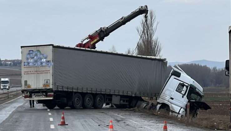 Sorgun Sarıkaya Yolu’nda Tır Kazası, Sürücü Hastaneye Kaldırıldı