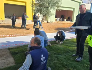 İzmir Güzelbahçe'de saha çalışanlarına baklavalı teşekkür