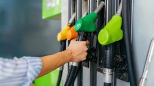 Küresel piyasalarda petrol fiyatlarında yaşanan düşüş sonrası akaryakıt fiyatlarına indirim