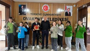 Ovakent Belediye Başkanı Tuncay Erdoğan, genç boksörlerin kazandığı büyük başarıyla