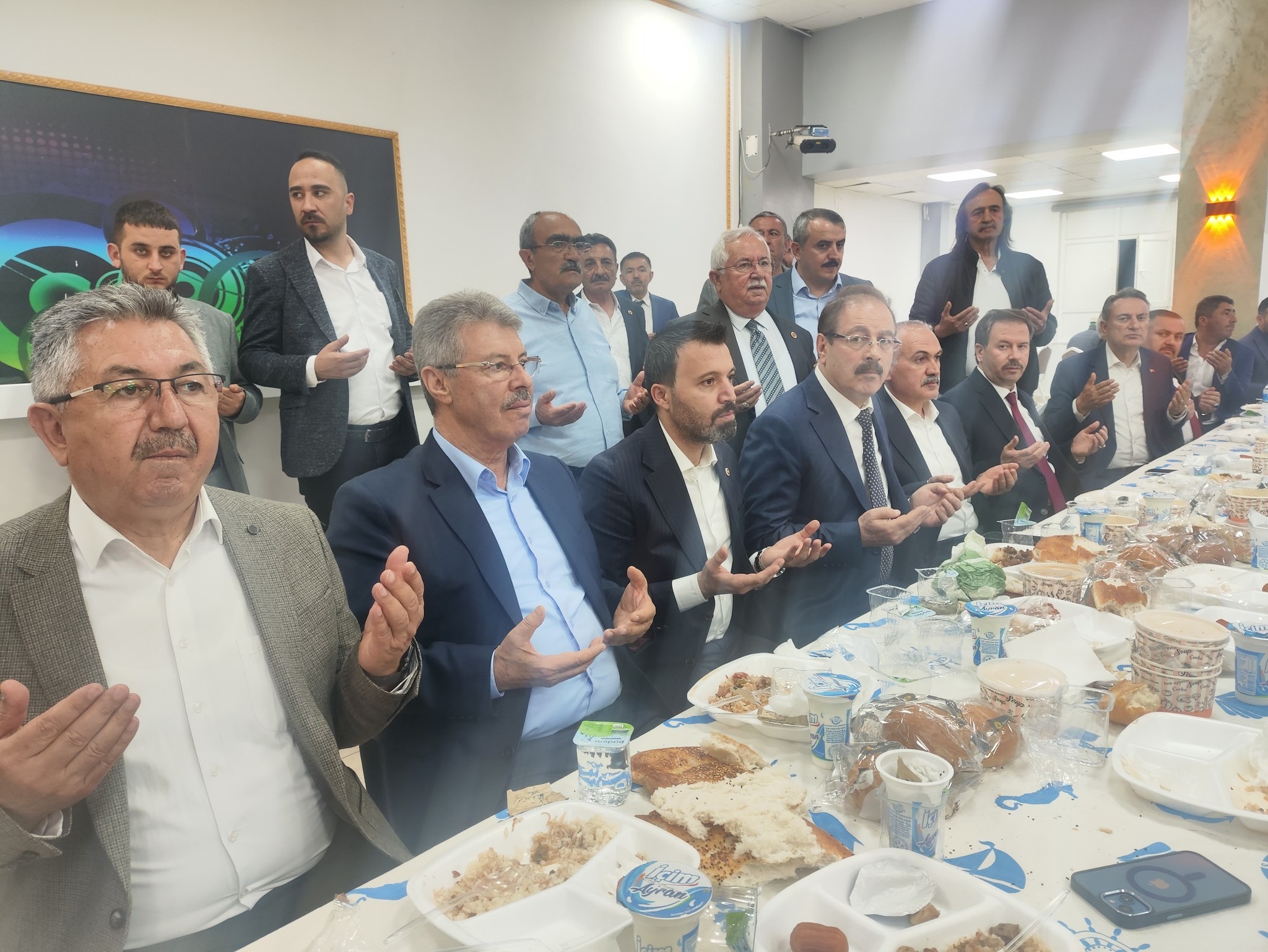 Boğazlıyan Belediyesi Düğün Salonu’nda AK Parti İlçe Teşkilatının düzenlediği iftar