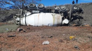 Yozgat’ın Yerköy ilçesinde, beton yüklü bir mikser kamyonunun şarampole devrilmesi