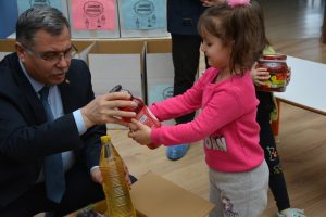 Yozgat Sürmeli Anaokulu’nda eğitim gören minik öğrenciler, aileleri ve öğretmenleriyle