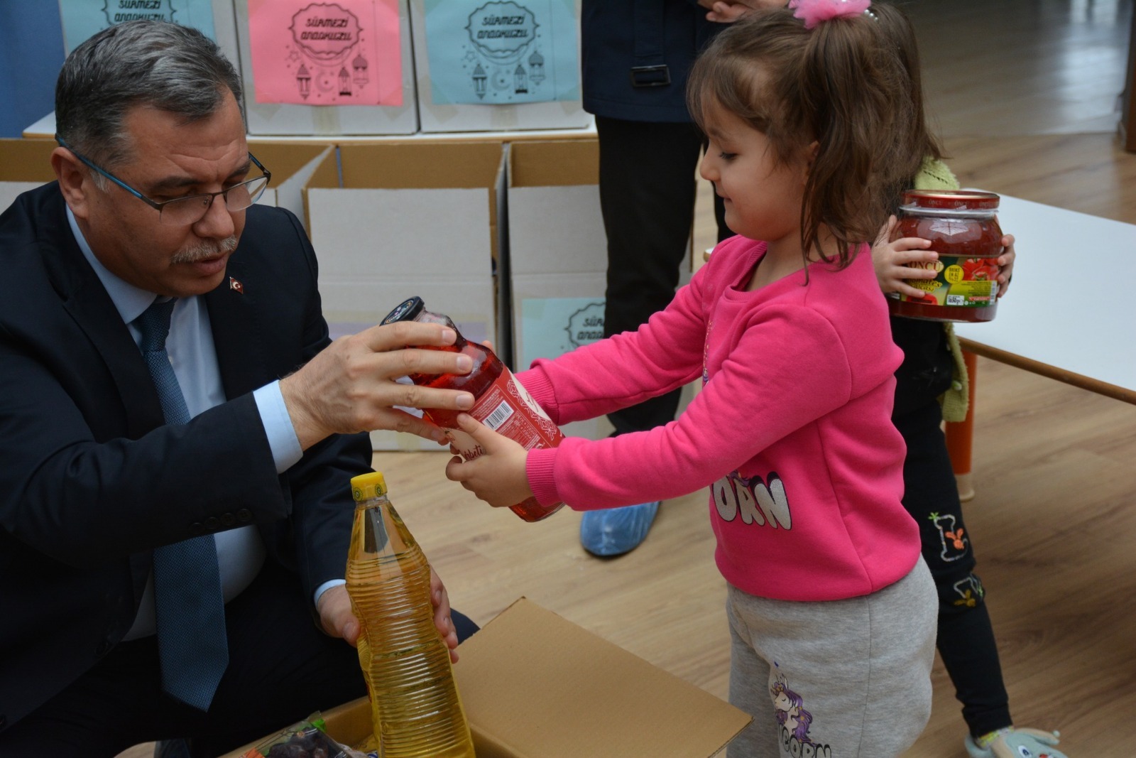 Yozgat Sürmeli Anaokulu’nda eğitim gören minik öğrenciler, aileleri ve öğretmenleriyle