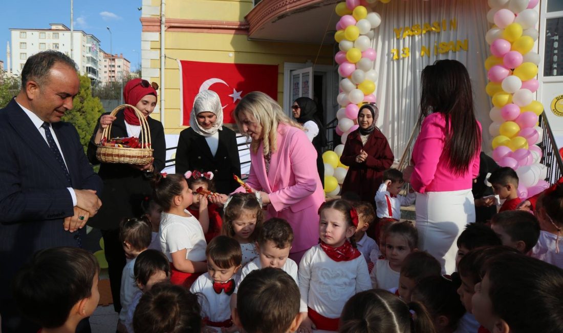 Yozgat Valisi Mehmet Ali Özkan’ın Eşi Arzu Özkan, Minik Öğrencilerin