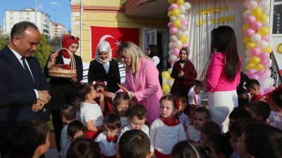 Yozgat Valisi Mehmet Ali Özkan’ın Eşi Arzu Özkan, Minik Öğrencilerin