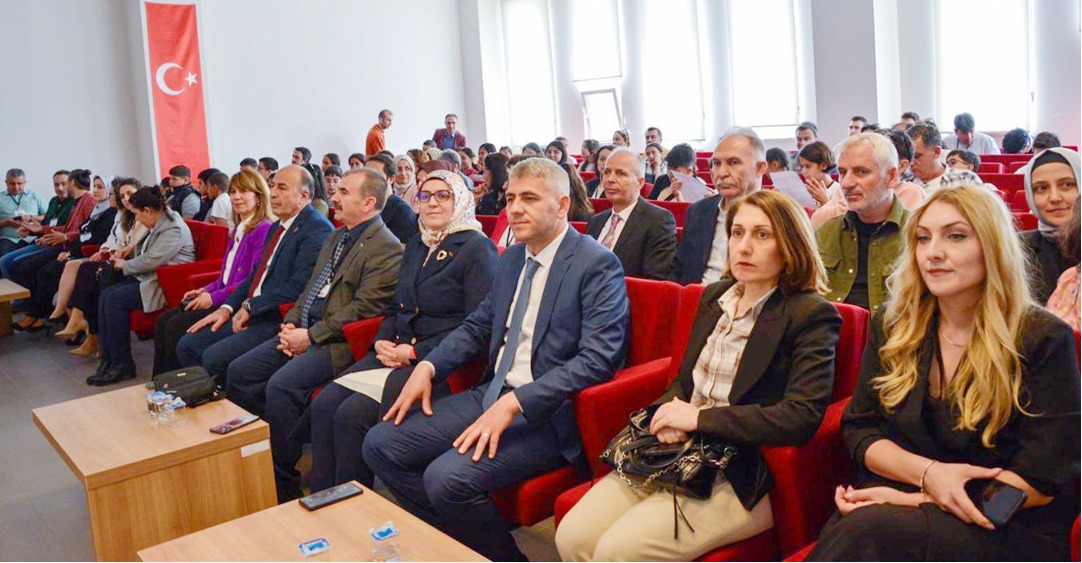 Türkiye’nin dört bir yanından öğrencilerin katıldığı Alaca Çocuk Araştırmaları Sempozyumu