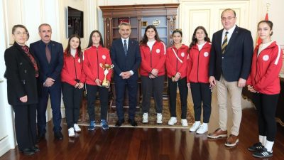 Tunceli'de düzenlenen Futsal Kızlar Bölgesel Turnuvası'nda namağlup şampiyon olan takımımız,