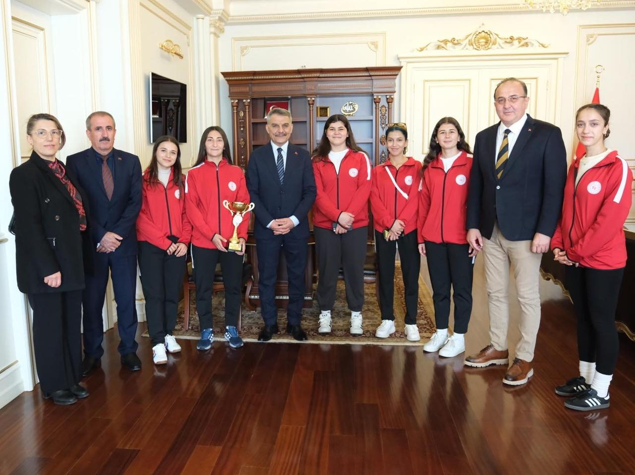 Tunceli'de düzenlenen Futsal Kızlar Bölgesel Turnuvası'nda namağlup şampiyon olan takımımız,