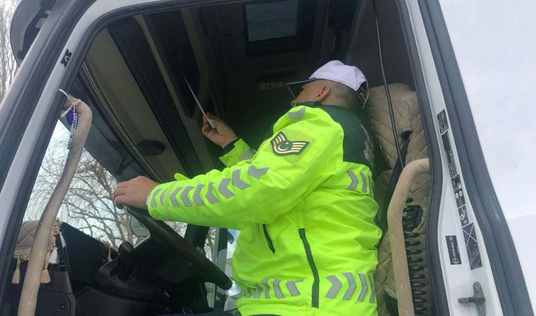 Yozgat İl Jandarma Komutanlığı Trafik Jandarması ekipleri, yük taşıyan araçlara