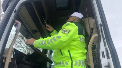 Yozgat İl Jandarma Komutanlığı Trafik Jandarması ekipleri, yük taşıyan araçlara