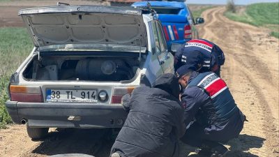 Yozgat-Yenifakılı ilçesinde, jandarma asayiş timleri, yol kenarında aracıyla zor durumda