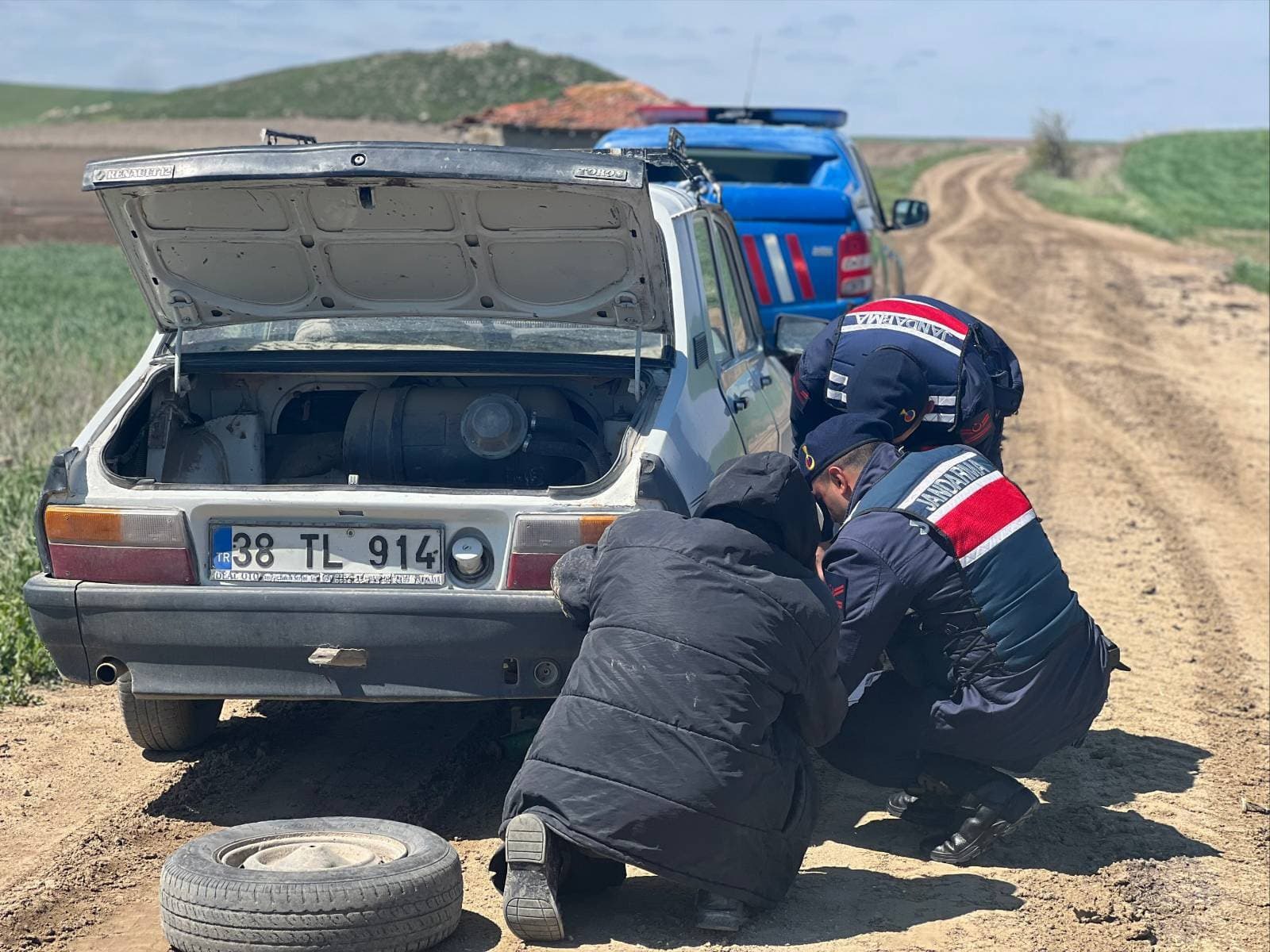 Yozgat-Yenifakılı ilçesinde, jandarma asayiş timleri, yol kenarında aracıyla zor durumda