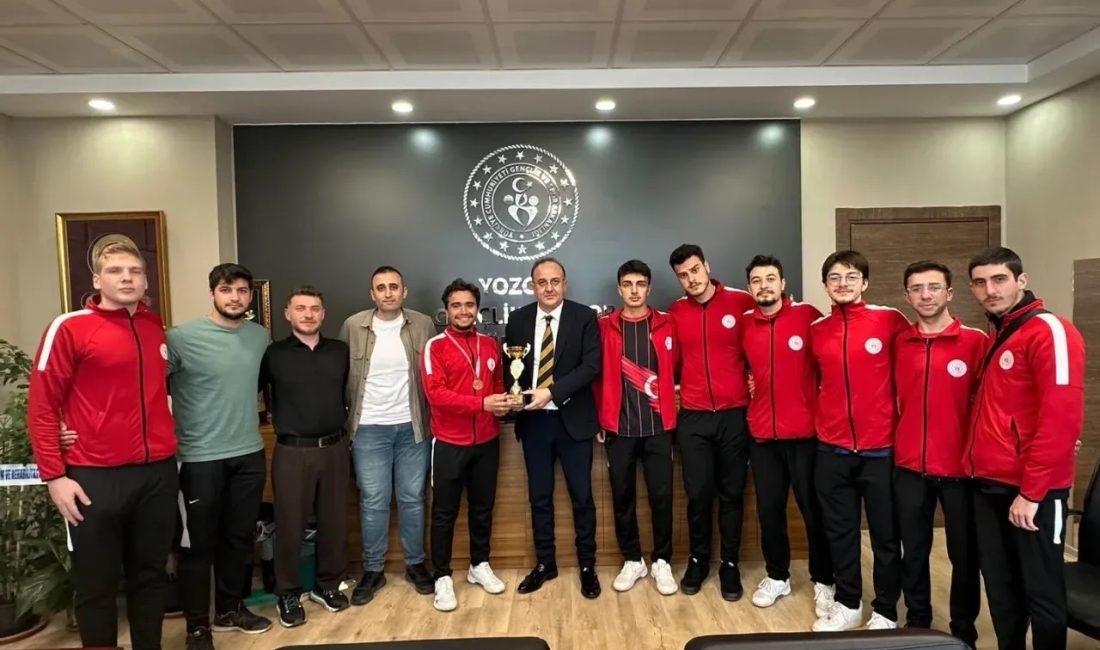 Niğde'deki bölgesel turnuvada "En Centilmen Takım" seçilen Yozgat YURTLİG Basketbol