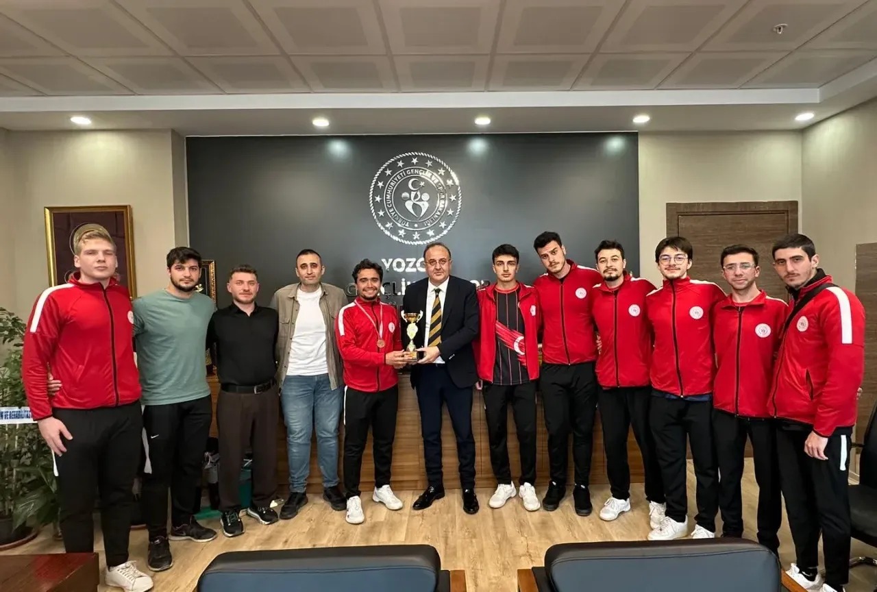 Niğde'deki bölgesel turnuvada "En Centilmen Takım" seçilen Yozgat YURTLİG Basketbol