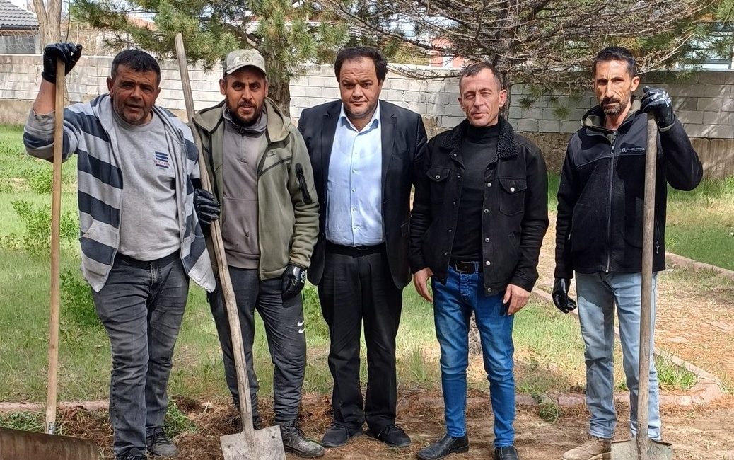 Bağlarbaşı Muhtarı Ecevit Korkmaz, Anadolu Lisesi parkında yapılan temizlik ve