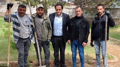 Bağlarbaşı Muhtarı Ecevit Korkmaz, Anadolu Lisesi parkında yapılan temizlik ve