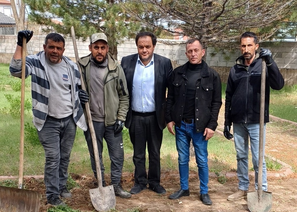 Bağlarbaşı Muhtarı Ecevit Korkmaz, Anadolu Lisesi parkında yapılan temizlik ve