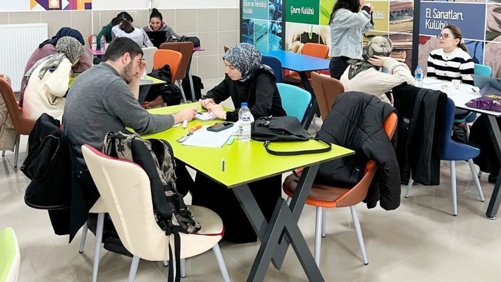 Genç Ofis, Vize Haftasında Öğrencilere Destek Oluyor Yozgat Bozok Üniversitesi öğrencileri, vize sınavlarına hazırlık sürecinde Yozgat Gençlik
