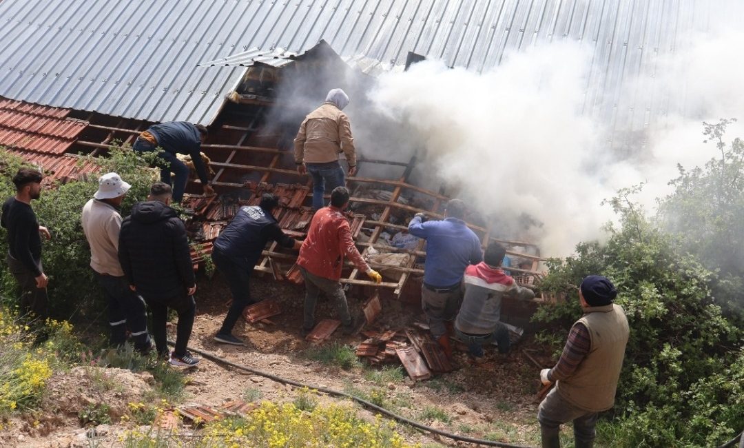 Yozgat’ın Sarayözü Mahallesi’nde çıkan ahır yangını, itfaiye ekiplerinin hızlı müdahalesi