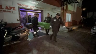 Sivas’ta Umutcan (22) ve Melisa Şimşek (16) kardeşler evlerinde elleri