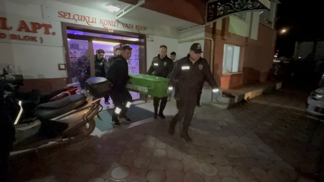 Sivas’ta Umutcan (22) ve Melisa Şimşek (16) kardeşler evlerinde elleri