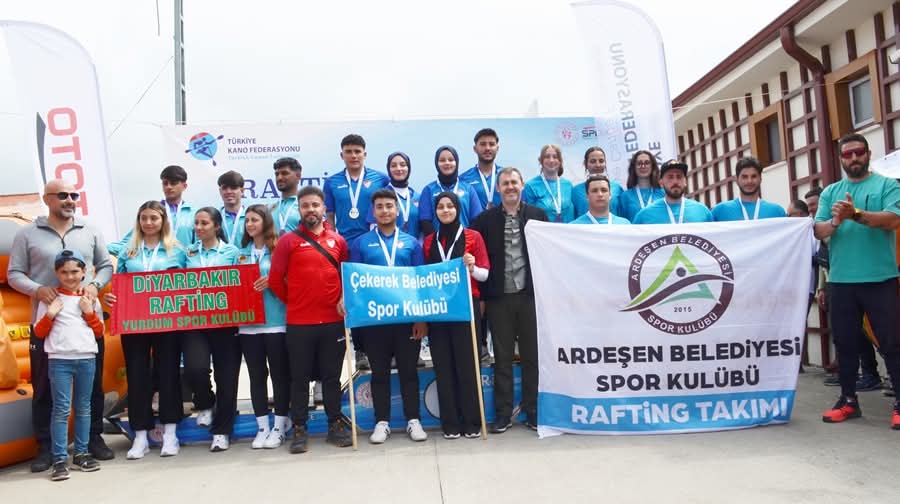 Rize'nin Ardeşen ilçesinde düzenlenen Rafting Türkiye Şampiyonası'nda Çekerek Belediyespor, U-23