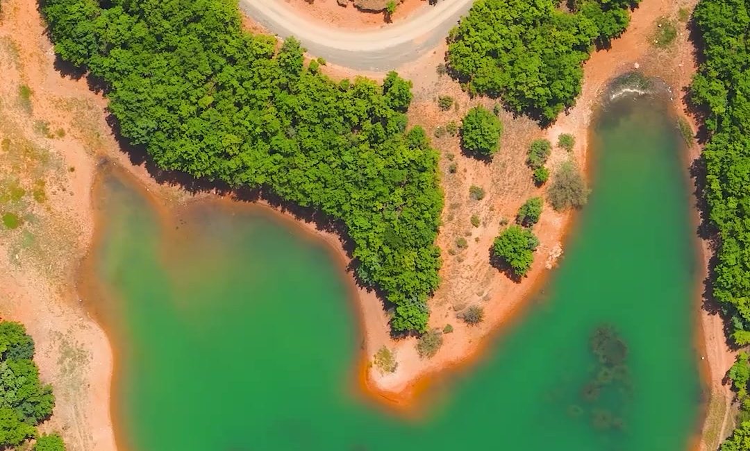 Yozgat’ın Aydıncık ilçesindeki Pelitligöl, kışın bembeyaz, yazın ise yemyeşil doğasıyla