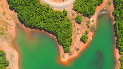 Yozgat’ın Aydıncık ilçesindeki Pelitligöl, kışın bembeyaz, yazın ise yemyeşil doğasıyla