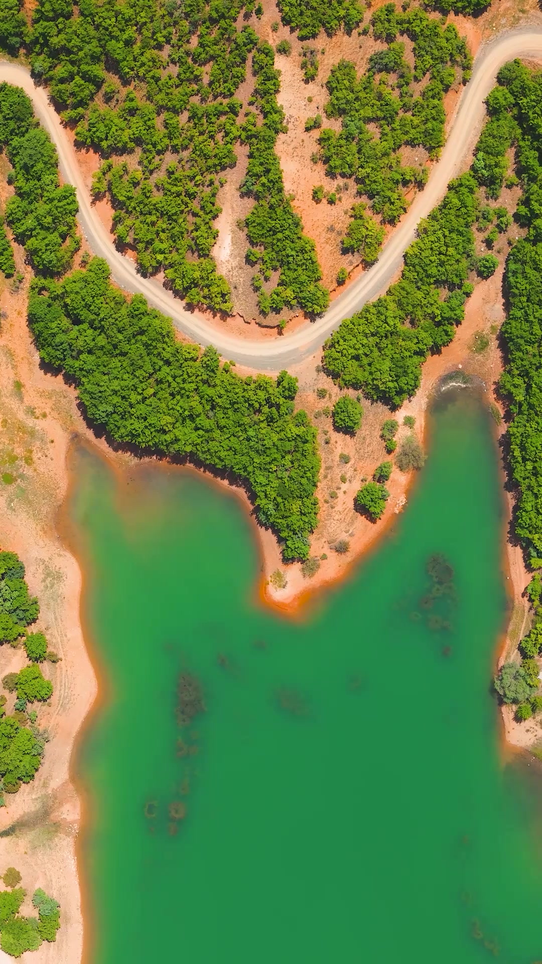 Yozgat’ın Aydıncık ilçesindeki Pelitligöl, kışın bembeyaz, yazın ise yemyeşil doğasıyla
