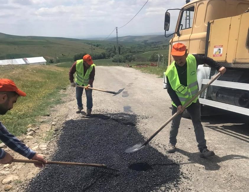 Yozgat Merkeze bağlı Erkekli köy yolunda İl Özel İdaresi ekipleri
