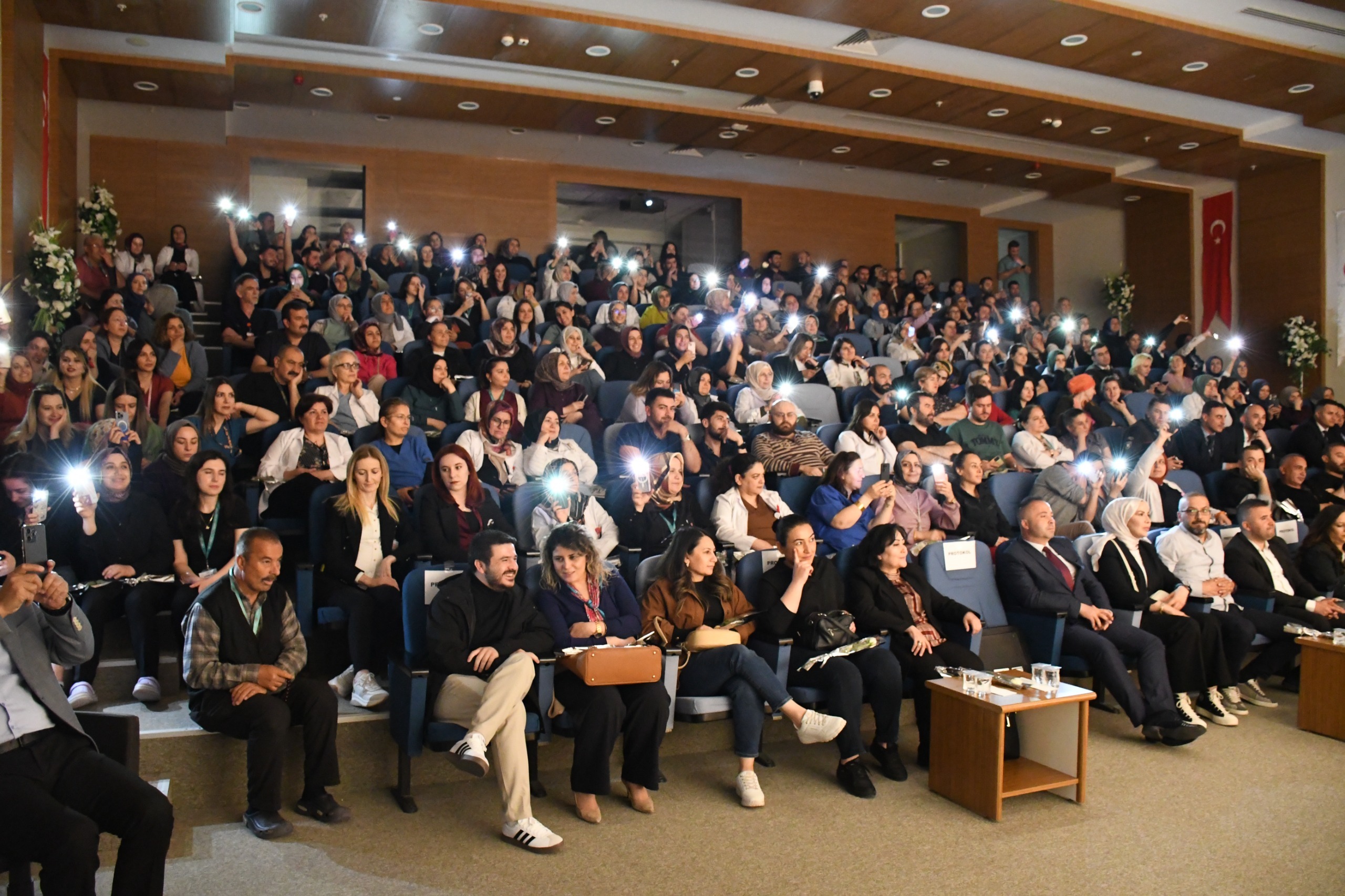 Yozgat Şehir Hastanesi’nde düzenlenen programda hemşire ve ebelerin emekleri vurgulandı,