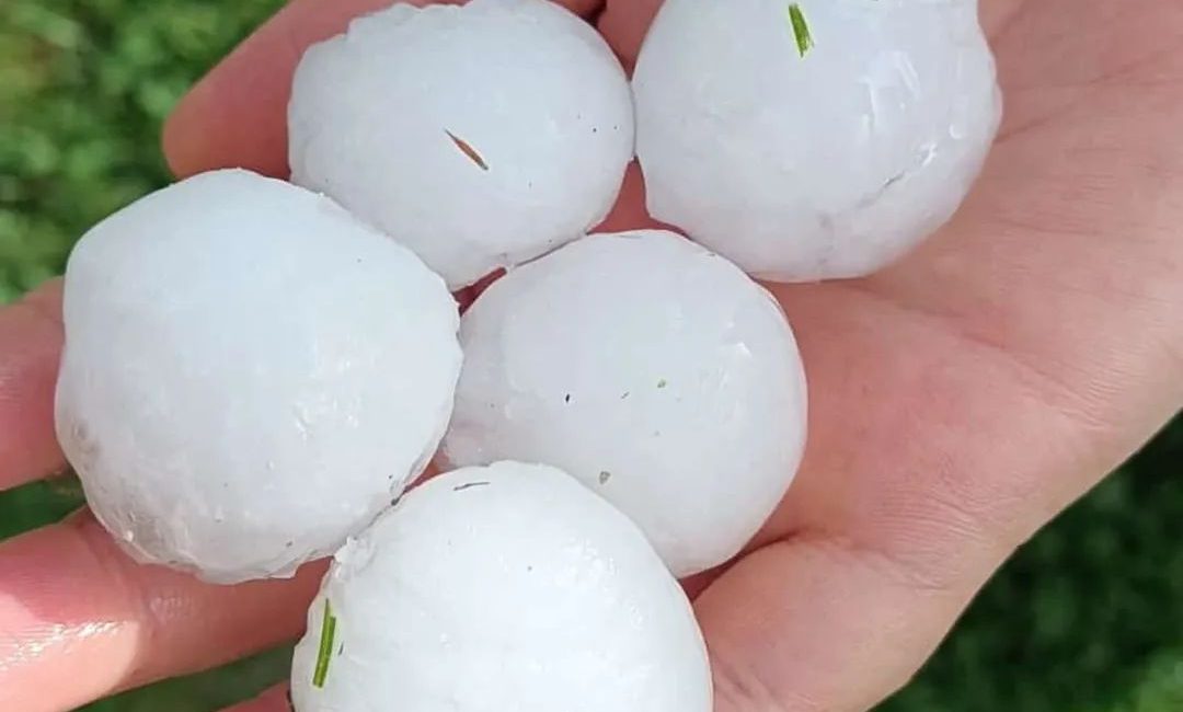 Yozgat merkez ve Sorgun’da etkili olan ceviz büyüklüğündeki dolu yağışı