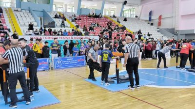 15 ilden 422 sporcunun katıldığı Bilek Güreşi Yıldız Erkek/Kız Grup