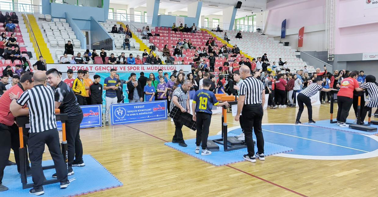 15 ilden 422 sporcunun katıldığı Bilek Güreşi Yıldız Erkek/Kız Grup