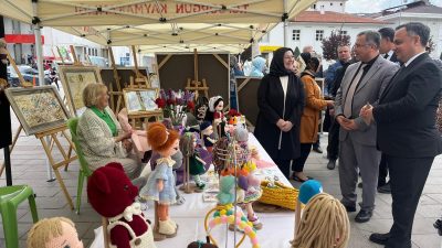 Cumhuriyet Meydanı’nda düzenlenen etkinliklerde Halk Eğitimi Merkezinin yıl boyunca yürüttüğü