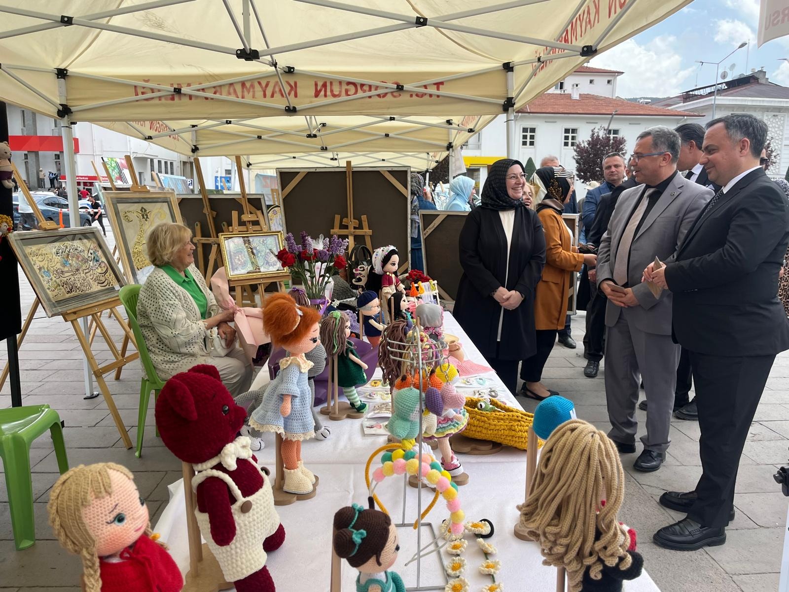Cumhuriyet Meydanı’nda düzenlenen etkinliklerde Halk Eğitimi Merkezinin yıl boyunca yürüttüğü