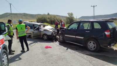 Yerköy ilçesi Delice köyü mevkiinde iki aracın kafa kafaya çarpışması