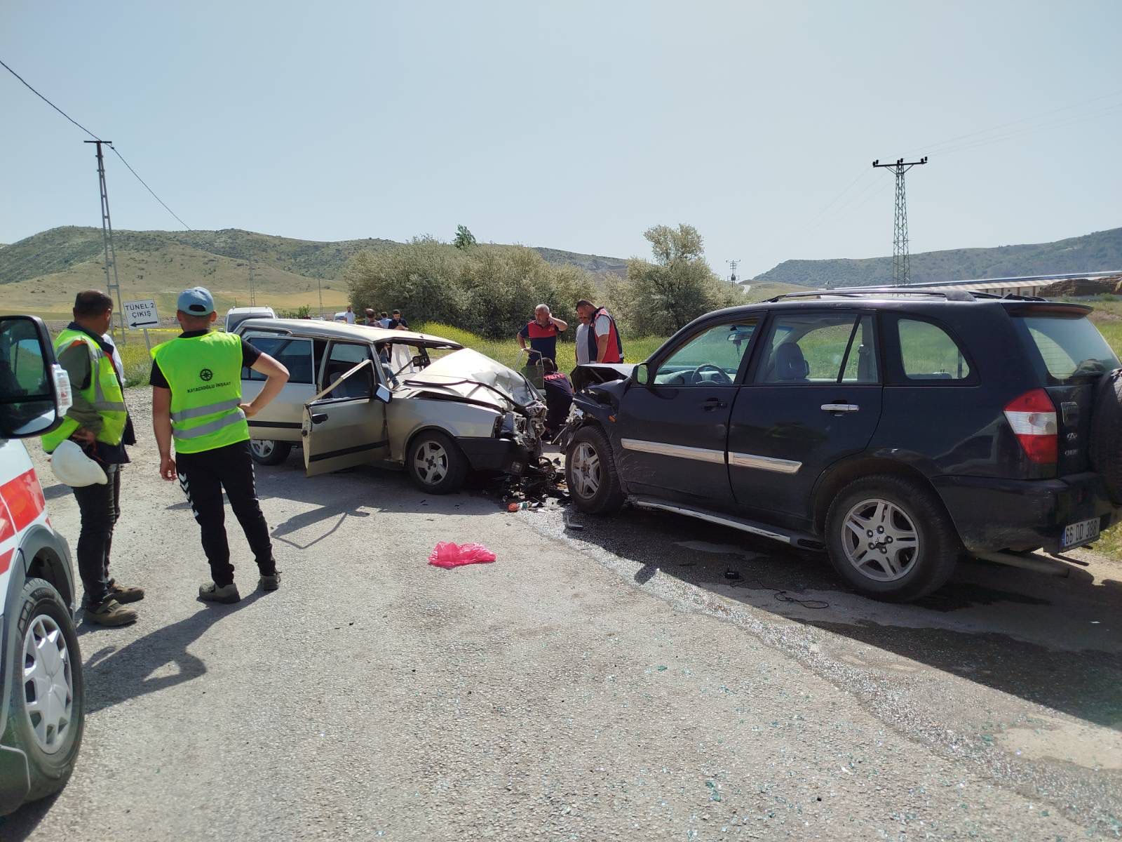 Yerköy ilçesi Delice köyü mevkiinde iki aracın kafa kafaya çarpışması