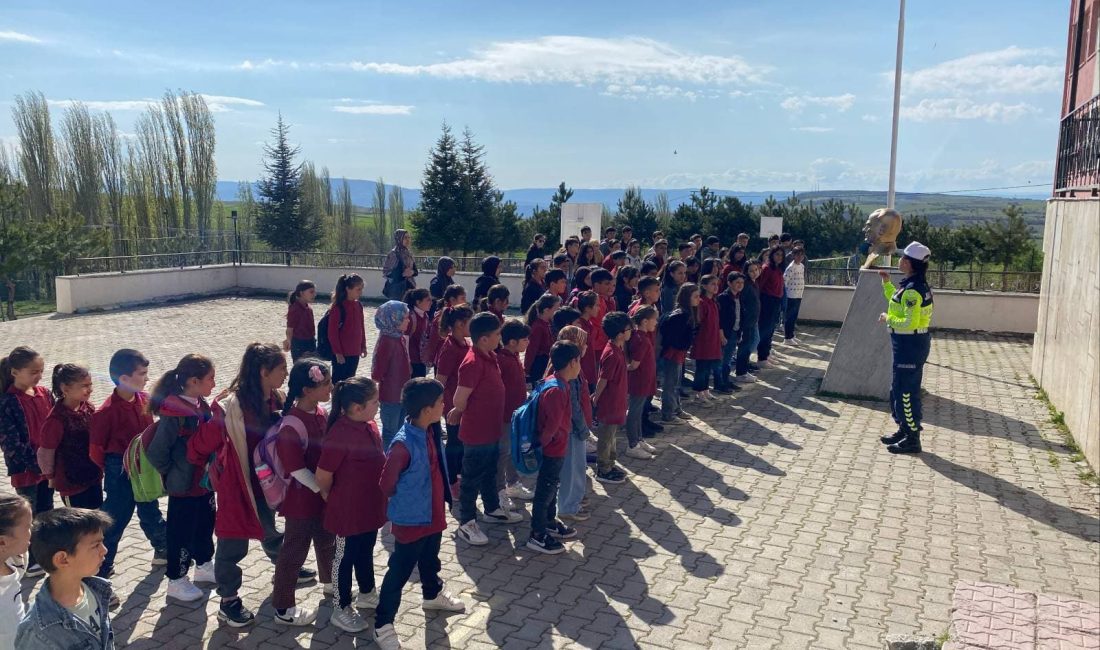 Yozgat İl Jandarma Komutanlığı tarafından Çekerek Bayındırhüyük İlk/Ortaokulu’nda öğrencilere trafik