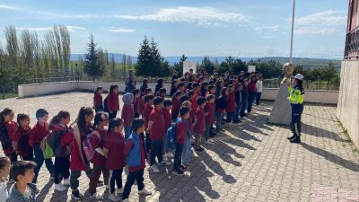 Yozgat İl Jandarma Komutanlığı tarafından Çekerek Bayındırhüyük İlk/Ortaokulu’nda öğrencilere trafik