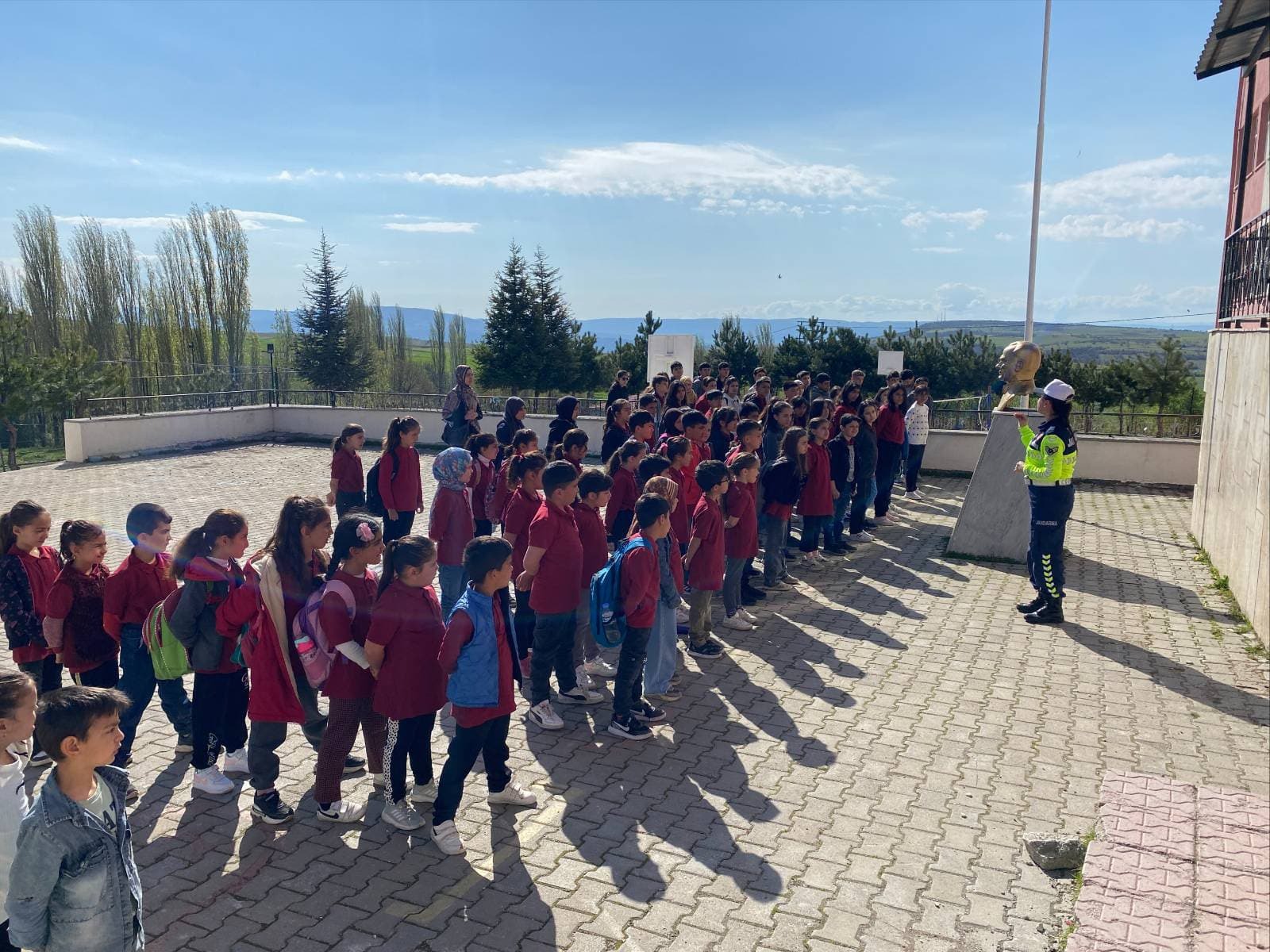 Yozgat İl Jandarma Komutanlığı tarafından Çekerek Bayındırhüyük İlk/Ortaokulu’nda öğrencilere trafik