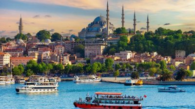 İstanbul, iki kıtayı birleştiren, tarih ve modernliğin iç içe geçtiği