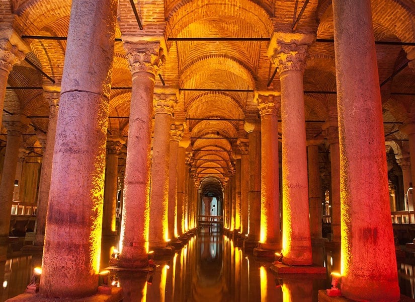 İstanbul, tarih boyunca birçok medeniyete ev sahipliği yapmış, eşsiz coğrafyası
