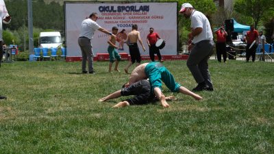 Yozgat Er Meydanı’nda düzenlenen Karakucak Güreşi Yıldızlar Türkiye Birinciliği’nde 38