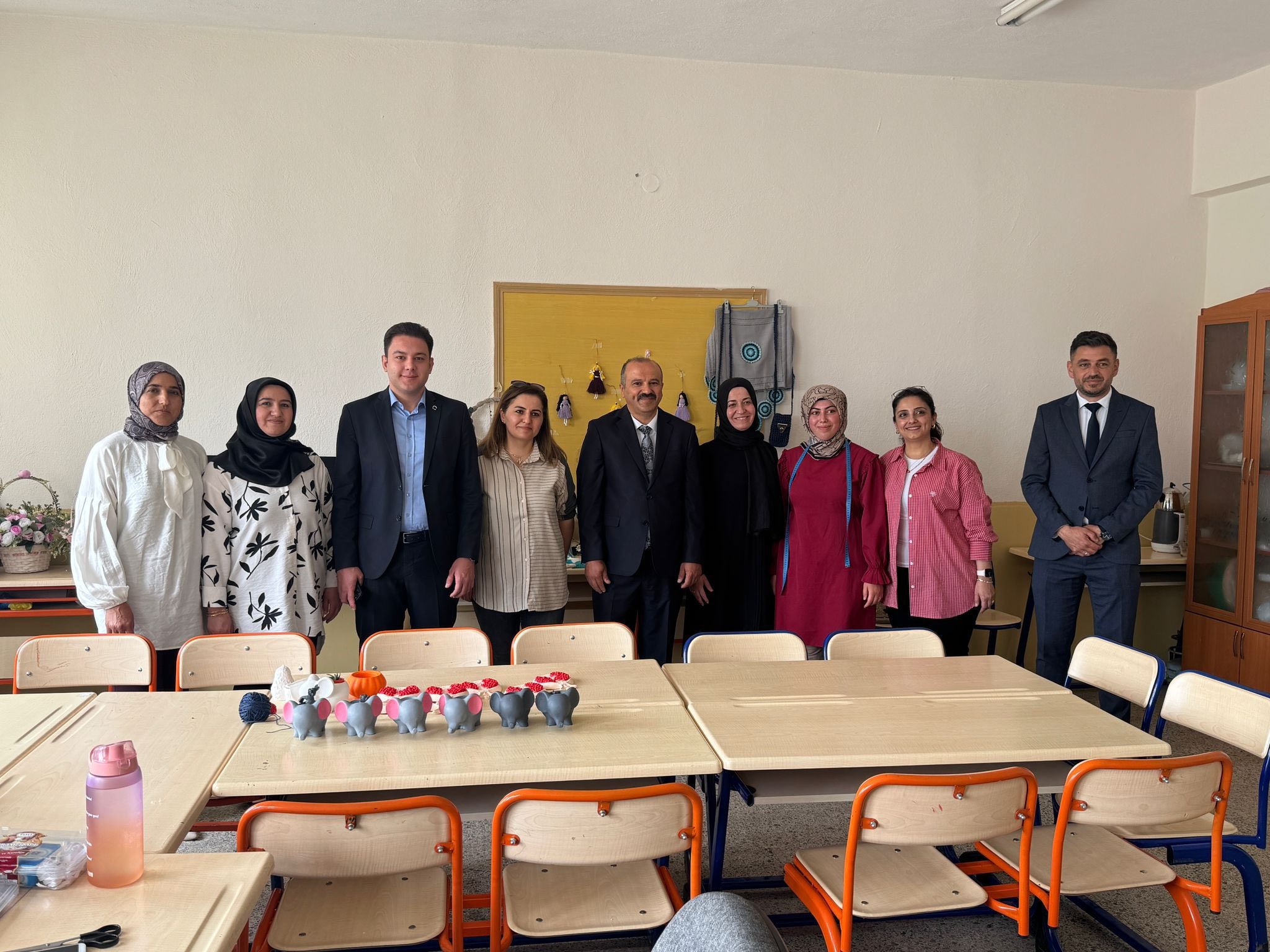 Saraykent Kaymakamı Mete Öztürk, İlçe Halk Eğitimi Merkezi’ni ziyaret ederek